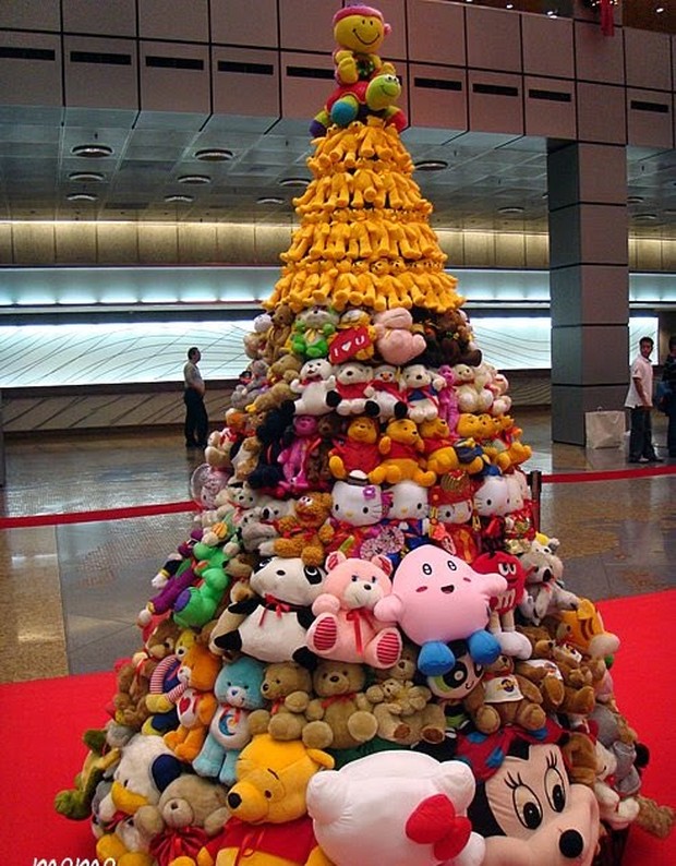 Ide pohon natal yang unik dari boneka/Foto: Boringsingapore.com
