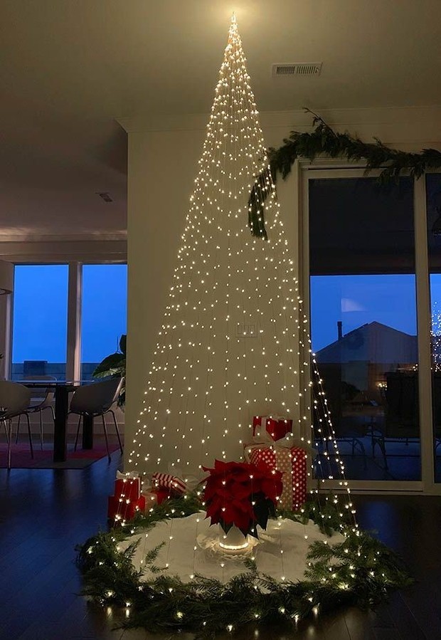 Ide pohon natal yang unik dari lampu/Foto: Countryliving.com