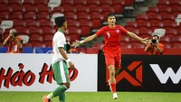 PR pertama yang harus dibenahi Indonesia dari laga tersebut adalah kurang fokus. Tak ayal, gawang Indonesia kebobolan juga di menit ke-70 oleh Ikhsan Fandi setelah jebakan offside tidak berjalan dengan baik (AP/Suhaimi Abdullah)