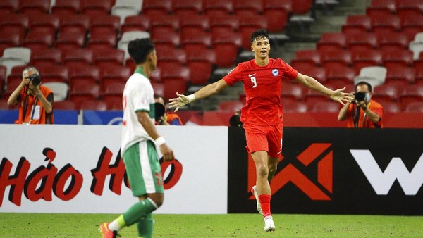Ikhsan Fandi of Singapore, right, celebrates after scoring the equaliser during the AFF Suzuki Cup 2020 semi-final first leg soccer match between Singapore and Indonesia in Singapore, Wednesday, Dec. 22, 2021. (AP Photo/Suhaimi Abdullah)