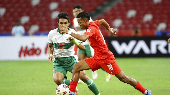 Ikhsan Fandi of Singapore, right, celebrates after scoring the equaliser during the AFF Suzuki Cup 2020 semi-final first leg soccer match between Singapore and Indonesia in Singapore, Wednesday, Dec. 22, 2021. (AP Photo/Suhaimi Abdullah)