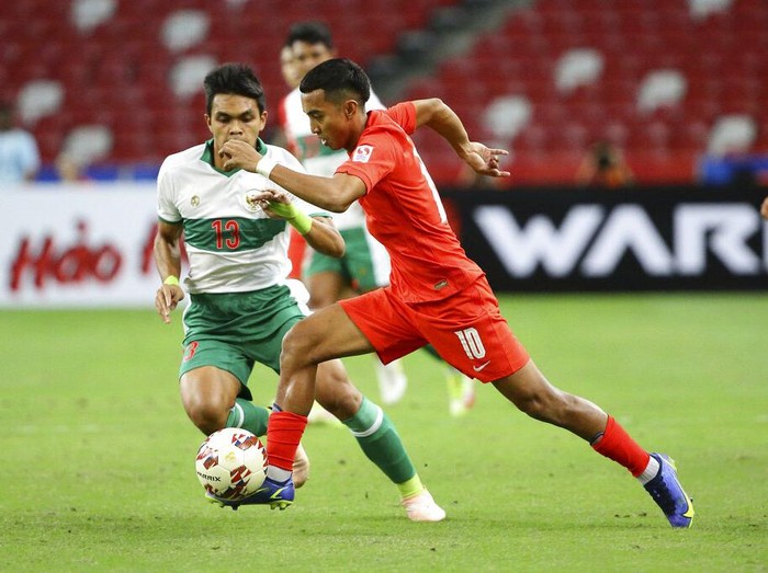 Ikhsan Fandi of Singapore, right, celebrates after scoring the equaliser during the AFF Suzuki Cup 2020 semi-final first leg soccer match between Singapore and Indonesia in Singapore, Wednesday, Dec. 22, 2021. (AP Photo/Suhaimi Abdullah)