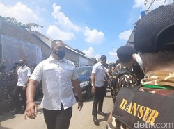 Jokowi Bagi-bagi Kaus di Arena Muktamar NU di Lampung