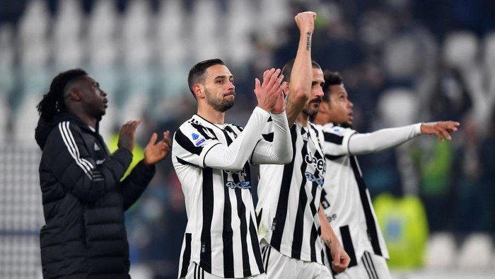 TURIN, ITALY - DECEMBER 21: Mattia De Sciglio of Juventus shows appreciation to the fans after the Serie A match between Juventus and Cagliari Calcio at Allianz Stadium on December 21, 2021 in Turin, Italy. (Photo by Valerio Pennicino/Getty Images)