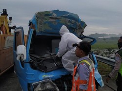 Minibus Tabrak Pantat Truk di Tol Jombang, Sopir Tewas