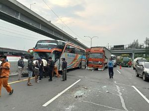 Truk Trailer Tergelincir dan Tabrak Bus di Tol Cikampek Km 47, Lalin Macet