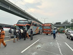 Truk Trailer Tergelincir dan Tabrak Bus di Tol Cikampek Km 47, Lalin Macet