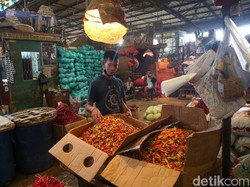 Harga Barang Meroket tapi Upah Naik Tipis, Ekonom: Yang Miskin Tambah Miskin