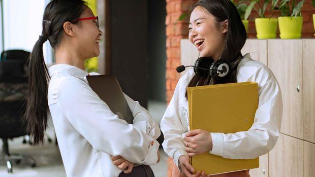 Tertawa sambil menaruh tangan di dada