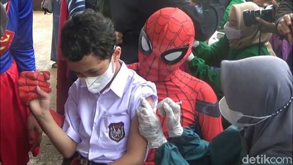 Keren! Spiderman hingga Doctor Strange Pantau Vaksinasi Anak di Kendal
