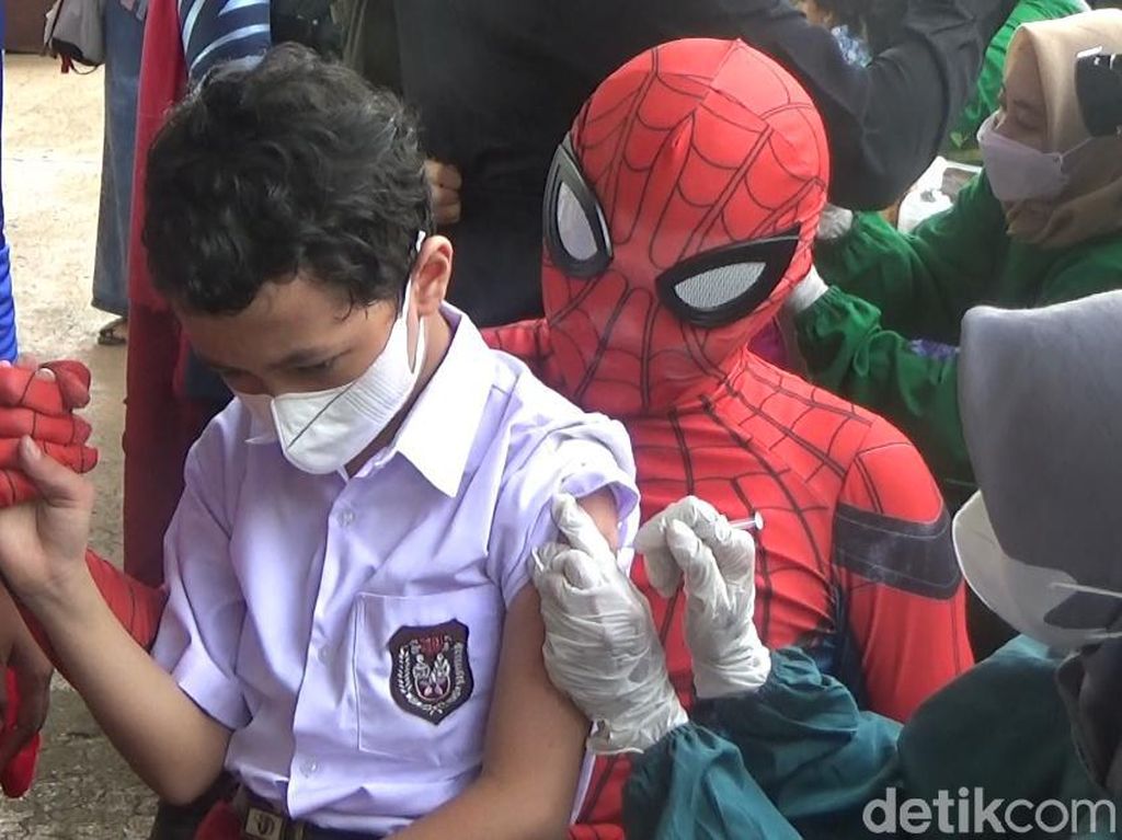 Keren! Spiderman hingga Doctor Strange Pantau Vaksinasi Anak di Kendal