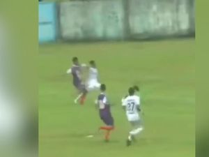Detik-detik Kiper Tornado FC Berbenturan Saat Pertandingan Detik-detik Kiper Tornado FC Berbenturan Saat Pertandingan