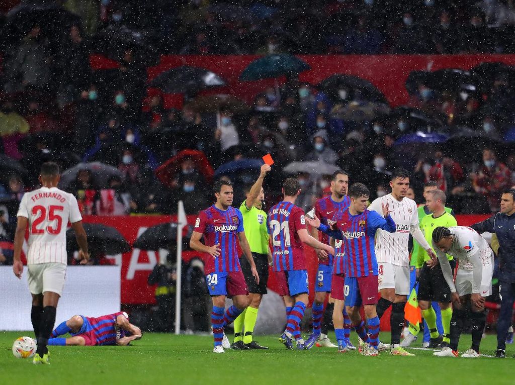 Momen Kartu Merah Kounde Kala Lempar Bola ke Wajah Jordi Alba Momen Kartu Merah Kounde Kala Lempar Bola ke Wajah Jordi Alba