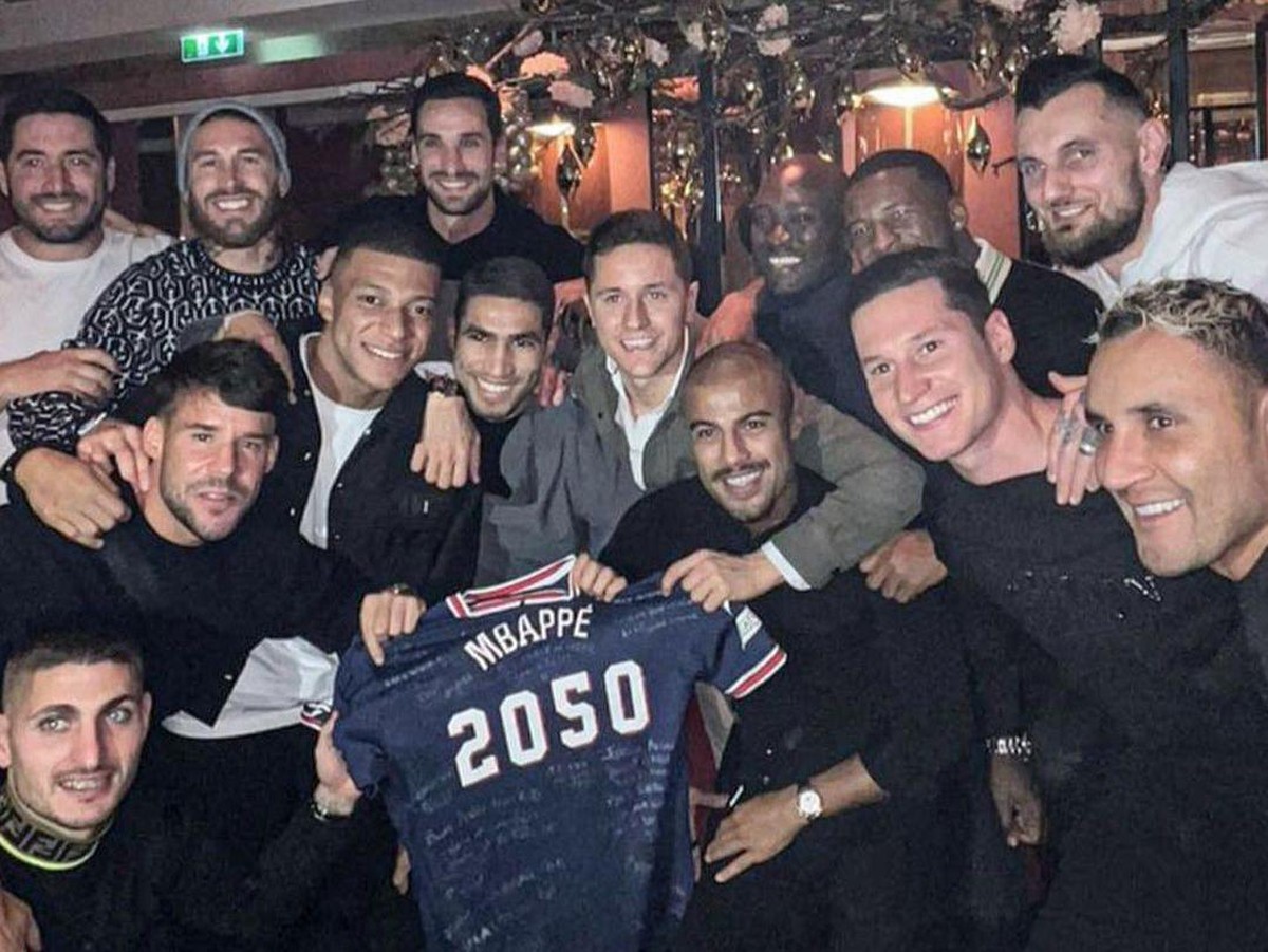Saat Pemain PSG Ledek Mbappe dengan Jersey 2050 (Foto: Internet)