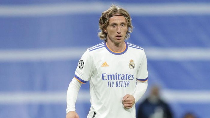 MADRID, SPAIN - NOVEMBER 03: Luka Modric of Real Madrid CF controls the ball during the UEFA Champions League group D match between Real Madrid and Shakhtar Donetsk at Estadio Santiago Bernabeu on November 03, 2021 in Madrid, Spain. (Photo by Gonzalo Arroyo Moreno/Getty Images)