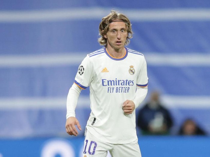 MADRID, SPAIN - NOVEMBER 03: Luka Modric of Real Madrid CF controls the ball during the UEFA Champions League group D match between Real Madrid and Shakhtar Donetsk at Estadio Santiago Bernabeu on November 03, 2021 in Madrid, Spain. (Photo by Gonzalo Arroyo Moreno/Getty Images)