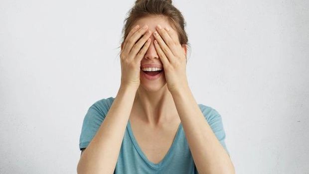 Menutup mata/ Foto: Freepik.com