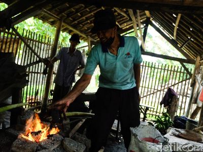 Pandai Besi Tradisional Masih Bertahan di Era Modern