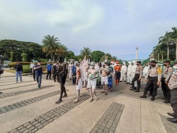Tak Berizin, Massa Aksi di Depan Monas Dibubarkan Polisi