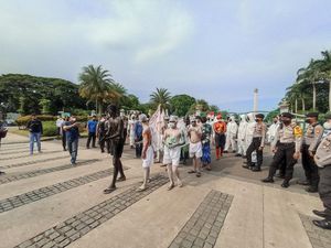 Tak Berizin, Massa Aksi di Depan Monas Dibubarkan Polisi Tak Berizin, Massa Aksi di Depan Monas Dibubarkan Polisi