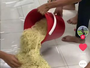 Ramai-ramai Masak Mie Instan di Asrama, Netizen Gagal Fokus dengan Ember