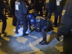 Ricuh! Ribuan Demonstran di Jerman Bentrok dengan Polisi