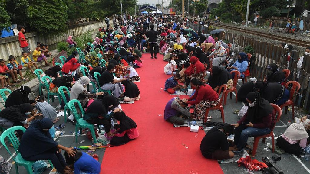 Momen Haru Ratusan Anak Basuh Kaki Ibunya Momen Haru Ratusan Anak Basuh Kaki Ibunya