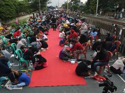 Momen Haru Ratusan Anak Basuh Kaki Ibunya