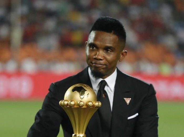 Qatar SCs Cameroonian forward and captain Samuel Etoo brings the trophy onto the pitch ahead of the 2019 Africa Cup of Nations (CAN) Final football match between Senegal and Algeria at the Cairo International Stadium in Cairo on July 19, 2019. (Photo by Khaled DESOUKI / AFP)