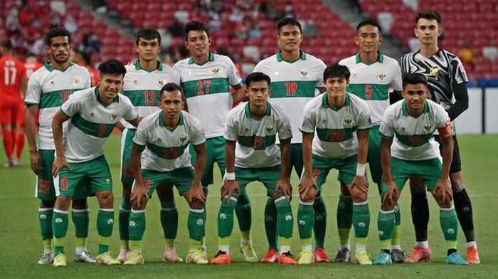 Punggawa Timnas Indonesia berpose di hadapan fotografer sebelum bertarung  melawan Timnas Singapura dalam pertarungan Semi Final Leg 1 Piala AFF 2020 di National Stadium, Singapura, Rabu (22/12/2021). Pertandingan rampung imbang 1-1. ANTARA FOTO/Humas PSSI/app/rwa.