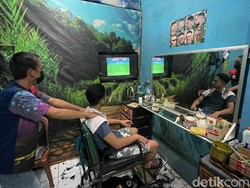 Dari tempat pangkas rambut pun pertandingan Timnas tidak boleh terlewatkan.