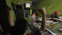 Begini suasana nobar di salah satu tempat makan di Jakarta.