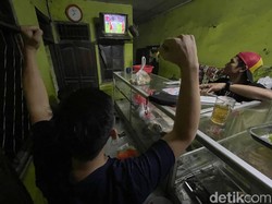 Begini suasana nobar di salah satu tempat makan di Jakarta.