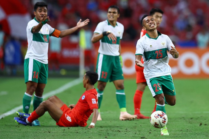 SINGAPORE, SINGAPORE - DECEMBER 22: Irfan Samaling Kumi #25 of Indonesia reacts to a call by the referee during the first half of the first leg of the AFF Suzuki Cup semifinal against Singapore at the National Stadium on December 22, 2021 in Singapore. (Photo by Yong Teck Lim/Getty Images)