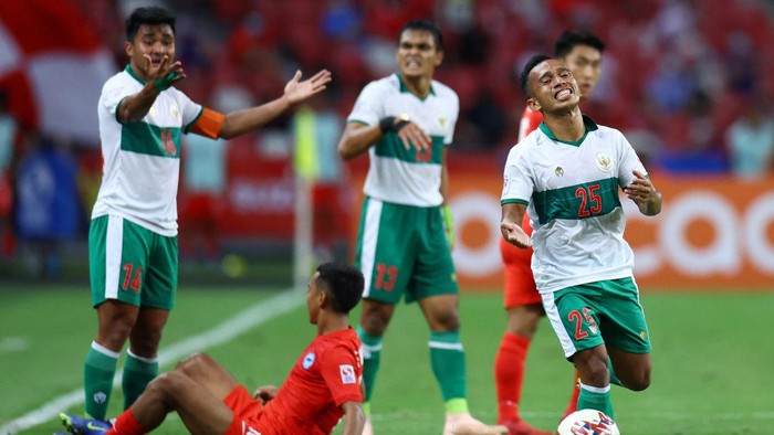 SINGAPORE, SINGAPORE - DECEMBER 22: Irfan Samaling Kumi #25 of Indonesia reacts to a call by the referee during the first half of the first leg of the AFF Suzuki Cup semifinal against Singapore at the National Stadium on December 22, 2021 in Singapore. (Photo by Yong Teck Lim/Getty Images)