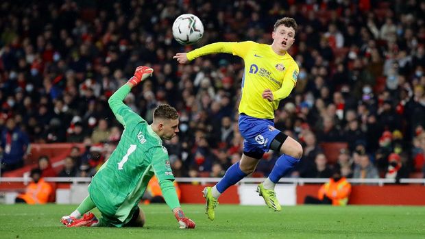 Soccer Football - Carabao Cup - Quarter Final - Arsenal v Sunderland - Emirates Stadium, London, Britain - December 21, 2021 Sunderland's Nathan Broadhead scores their first goal REUTERS/David Klein EDITORIAL USE ONLY. No use with unauthorized audio, video, data, fixture lists, club/league logos or 'live' services. Online in-match use limited to 75 images, no video emulation. No use in betting, games or single club /league/player publications.  Please contact your account representative for further details.