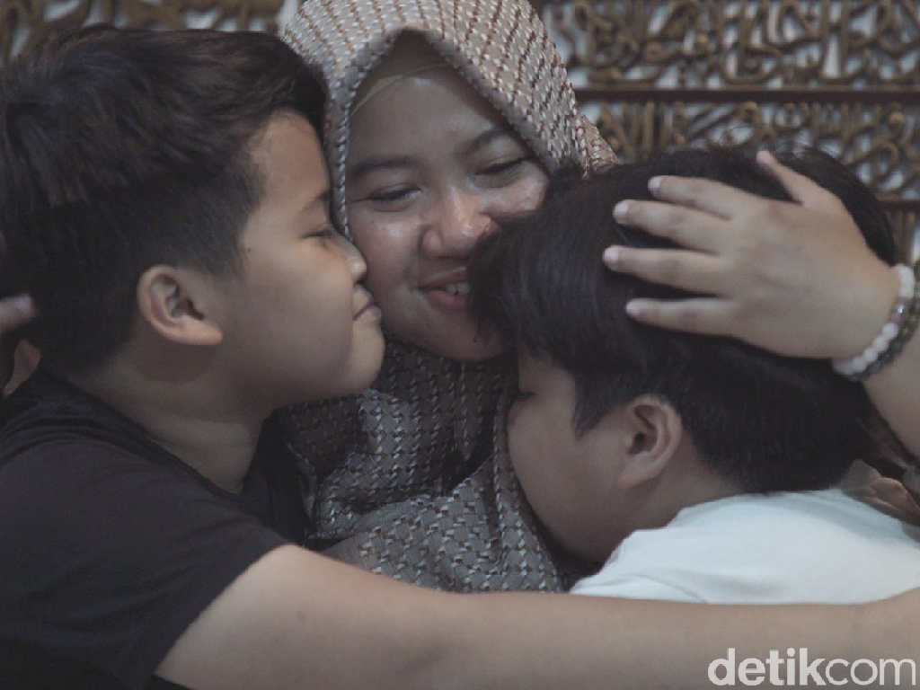 Spesial Hari Ibu: Kami Mau Ditelepon Ayah Spesial Hari Ibu: Kami Mau Ditelepon Ayah