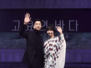 Gong Yoo dan Bae Doona Tampil Menawan di Preskon The Silent Sea Gong Yoo dan Bae Doona Tampil Menawan di Preskon The Silent Sea