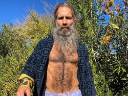 Pengakuan Kontroversi Mantan Model yang Minum Urinenya Sendiri Demi Awet Muda