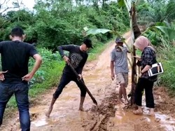 Protes Jalan Rusak Tak Diperbaiki, Warga Jambi Tanam Pohon Pisang