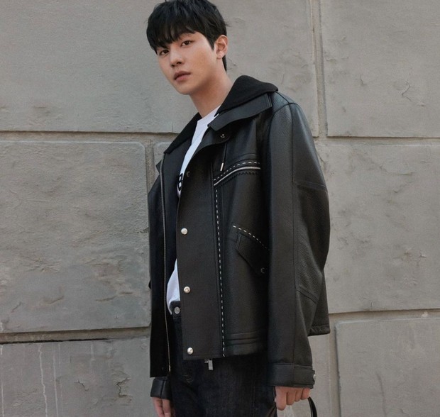 Memerankan tokoh sebagai dokter dalam drama DR. ROMANTIC 2.  Dalam perannya itu, Ahn Hyo Seop memberikan kesan dokter yang hangat dan ramah.