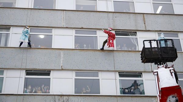 Aksi Santa Klaus di Rusia Panjat Gedung RS Demi Hibur Anak-anak