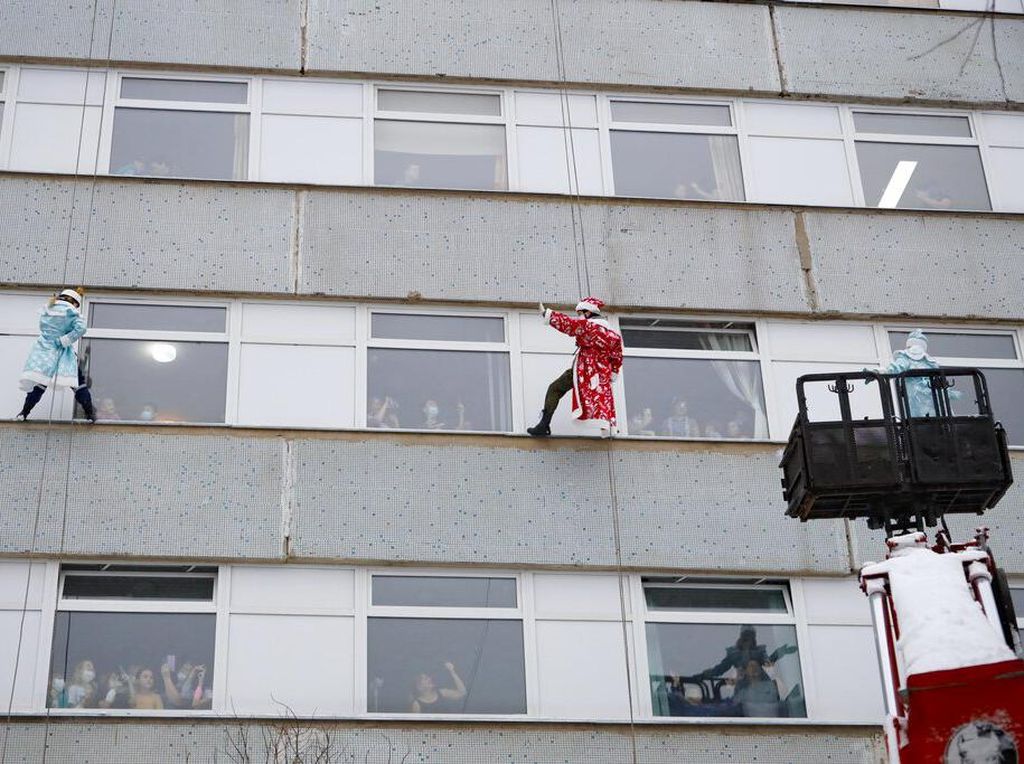 Aksi Santa Klaus di Rusia Panjat Gedung RS Demi Hibur Anak-anak