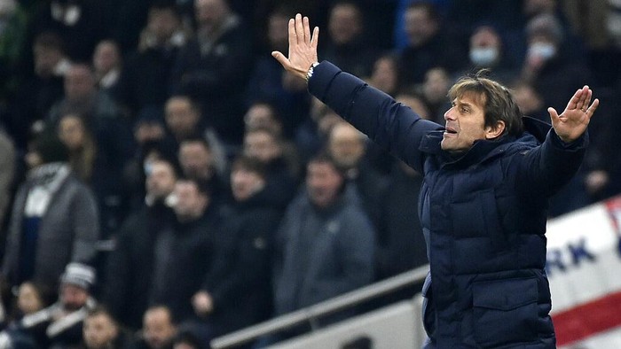 Tottenhams head coach Antonio Conte reacts during the English League Cup quarterfinal soccer match between Tottenham Hotspur and West Ham United at the Tottenham Hotspur Stadium in London, Wednesday, Dec. 22, 2021. (AP Photo/Rui Vieira)