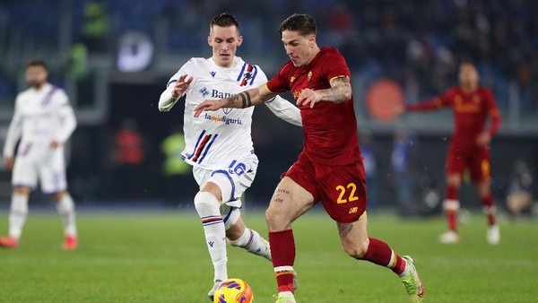 AS Roma, Sampdoria ROME, ITALY - DECEMBER 22: Nicolo Zaniolo of AS Roma is challenged by Kristoffer Askildsen of UC Sampdoria during the Serie A match between AS Roma and UC Sampdoria at Stadio Olimpico on December 22, 2021 in Rome, Italy. (Photo by Paolo Bruno/Getty Images)