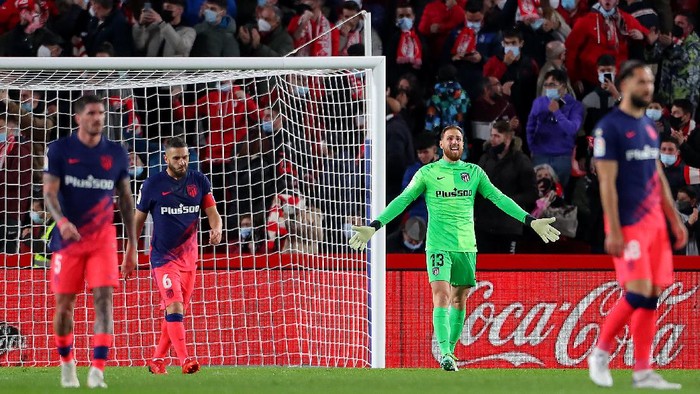 GRANADA, SPAIN - DECEMBER 22:  Players from Club Atletico de Madrid react to an equalising goal from Granada CF during the La Liga Santander match between Granada CF and Club Atletico de Madrid at Nuevo Estadio de Los Carmenes on December 22, 2021 in Granada, Spain. (Photo by Fran Santiago/Getty Images)