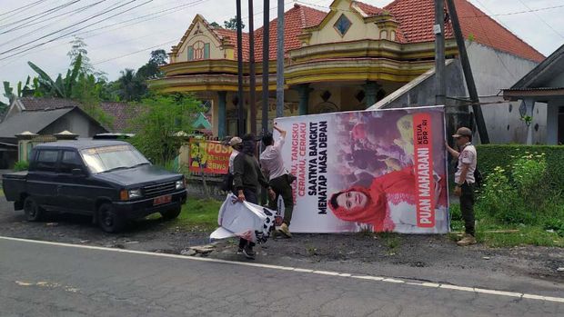 Baliho Puan di Semeru menjadi sorotan baru-baru ini. Baliho Ketua DPR RI ini banyak bertebaran di lokasi terdampak erupsi Semeru.