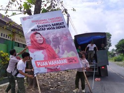 Banner Puan Maharani di Lokasi Terdampak Erupsi Semeru Diturunkan Satpol PP
