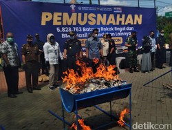 Bea Cukai Cirebon Bakar Sex Toys dan Rokok Ilegal