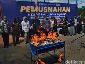 Bea Cukai Cirebon Bakar Sex Toys dan Rokok Ilegal Bea Cukai Cirebon Bakar Sex Toys dan Rokok Ilegal
